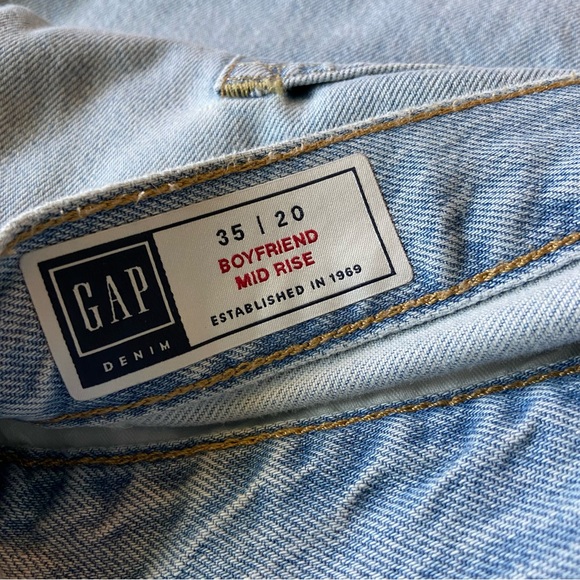 NWT Gap Boyfriend Midrise Straight Jeans Light Wash Distressed 20/35 - Picture 2 of 5